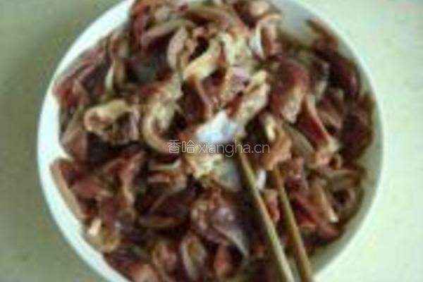 扁豆炒鸡胗的做法图解1