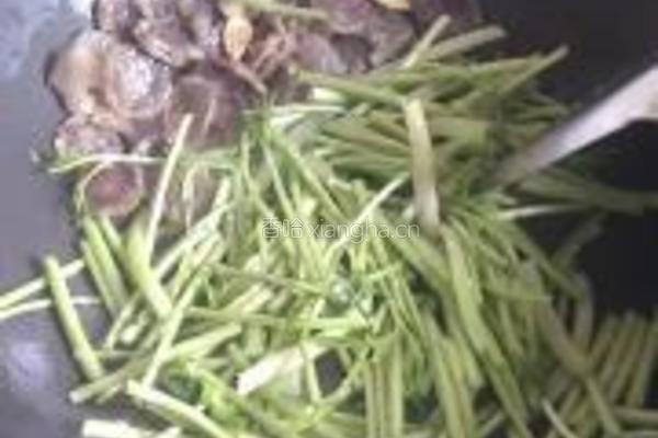 藜蒿炒香肠的做法图解6