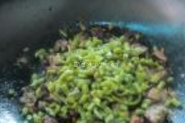 腌豆角炒熏鸭腿的做法图解7