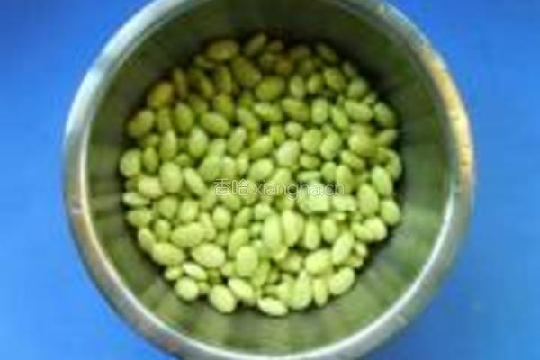 毛豆炒香菇肉丁的做法图解1