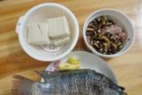 罗非鱼豆腐煲的做法图解1