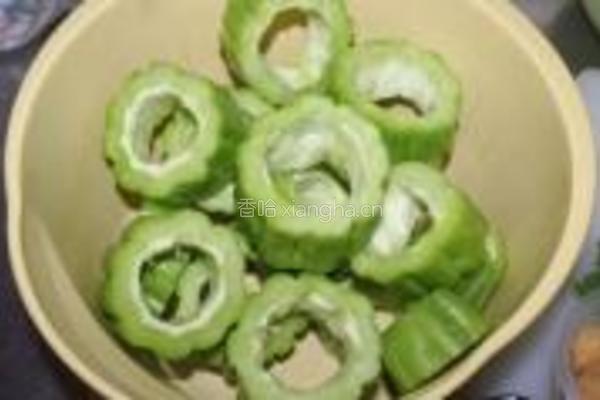 鲮鱼肉酿凉瓜的做法图解1