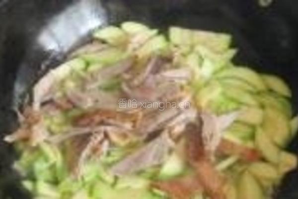 西葫芦炒烤鸭肉的做法图解4