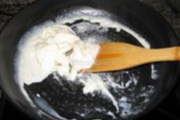蜜豆蛋清炒牛奶的做法图解4