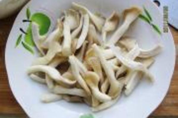 丝瓜袖珍菇的做法图解1