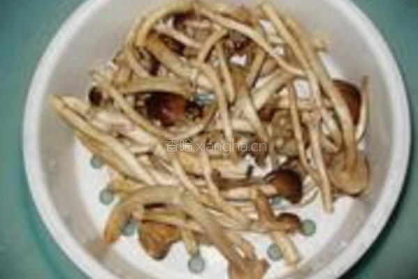 丝瓜炒茶树菇的做法图解2