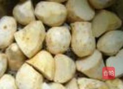 芋儿粉蒸肉的做法图解3