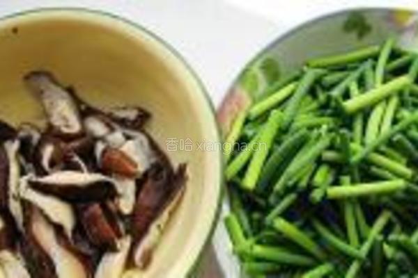 香菇蒜薹炒肉丝的做法图解1