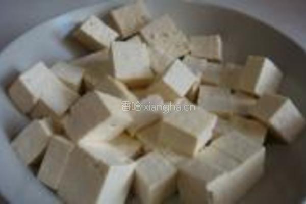 豆豉鲮鱼烧豆腐的做法图解1