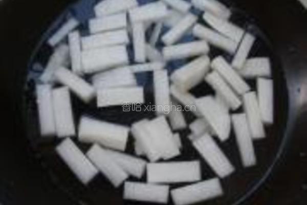 鸭肝鱼丸白萝卜汤的做法图解2