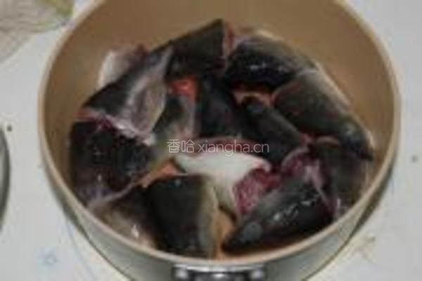 酸包菜煨鳗鱼头的做法图解1