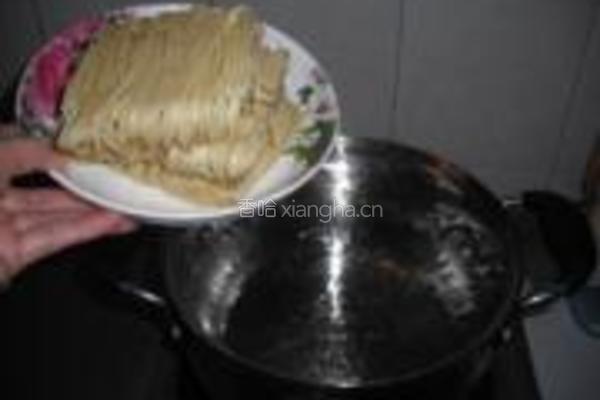 豆腐粒鲜虾汤面的做法图解9