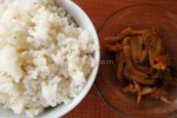 榨菜肉丝炒高粱米饭的做法图解1