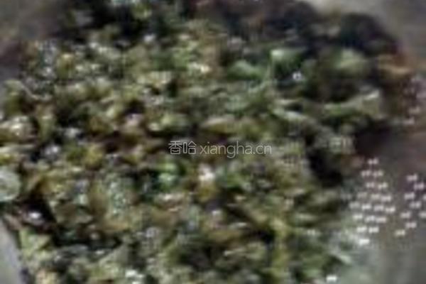 蒜味地木耳的做法图解2