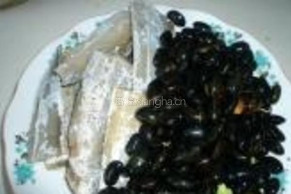 黑豆炖咸鱼的做法图解1