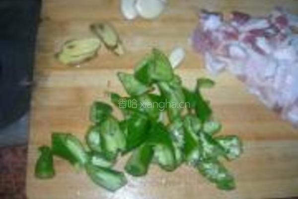 五花肉炒扁豆的做法图解3