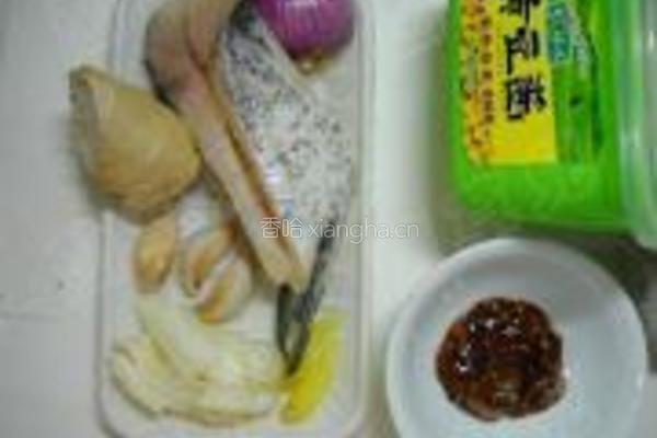 酸菜酱鱼丁面的做法图解1