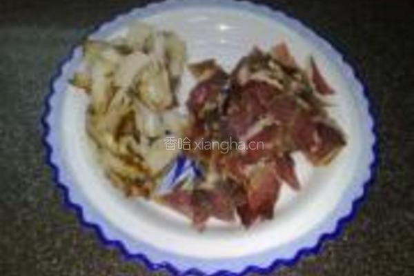 大蒜炒腊肉的做法图解3
