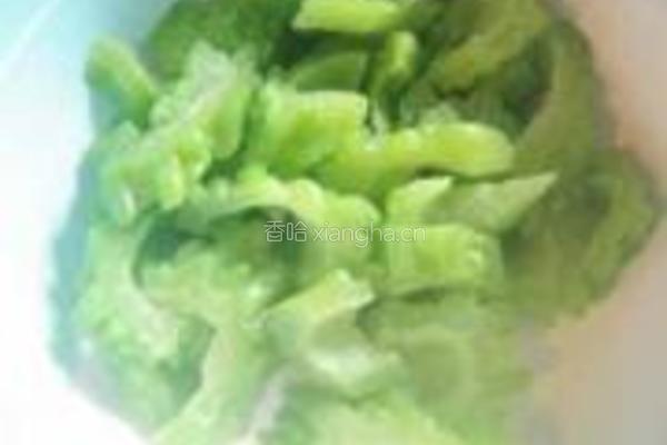 黑椒苦瓜牛柳的做法图解2