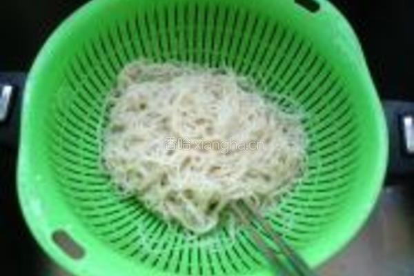 海鲜米粉干的做法图解3
