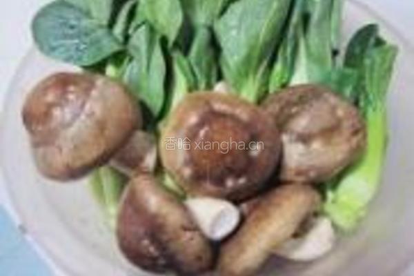香菇炒青菜的做法图解1