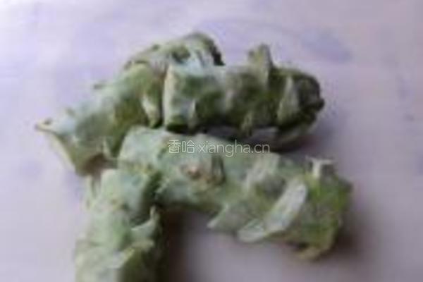 金针菇拌西兰花茎的做法图解1