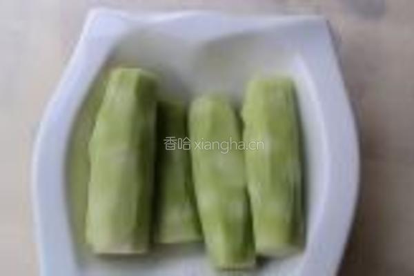 金针菇拌西兰花茎的做法图解2