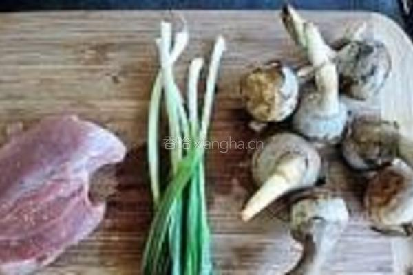 茨菰蒜苗炒肉片的做法图解1