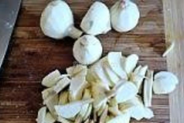 茨菰蒜苗炒肉片的做法图解2