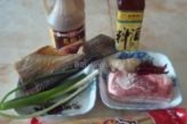 腊鱼腐竹烧五花肉的做法图解1