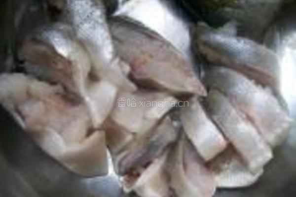 炖鲢鱼的做法图解1