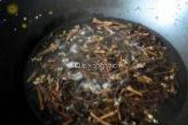 干蕨菜炖肉的做法图解3