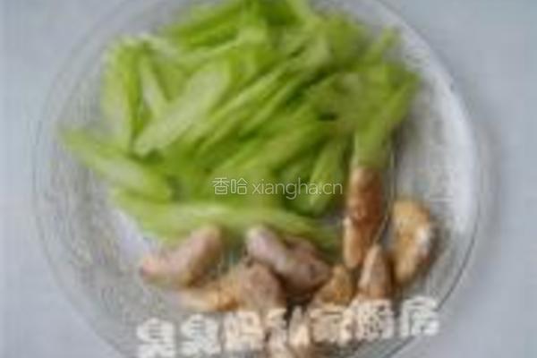 西芹炒菱角的做法图解2