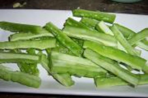 豆豉鲮鱼炒苦瓜的做法图解2