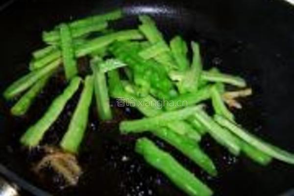 豆豉鲮鱼炒苦瓜的做法图解8