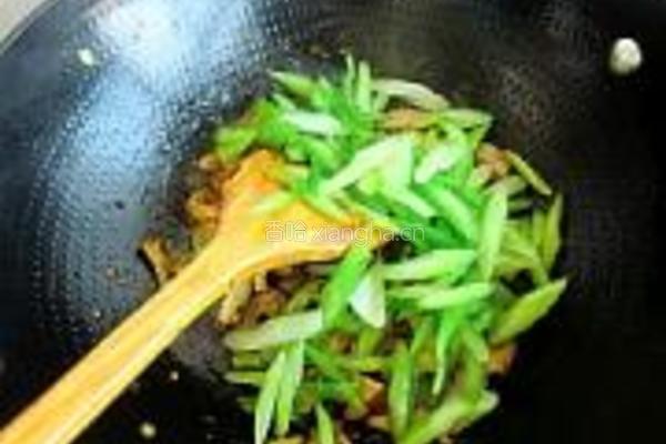 芹菜炒面筋的做法图解9