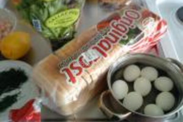三文鱼蔬菜蛋糕的做法图解1