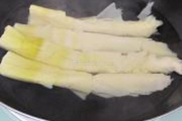 煎酿金枪鱼春笋卷的做法图解3