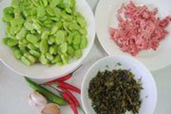 雪菜肉末炒蚕豆的做法图解1