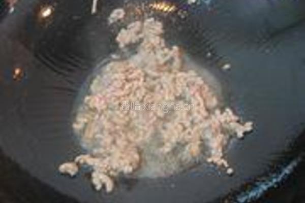 雪菜肉末炒蚕豆的做法图解2