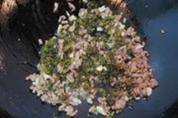 雪菜肉末炒蚕豆的做法图解4