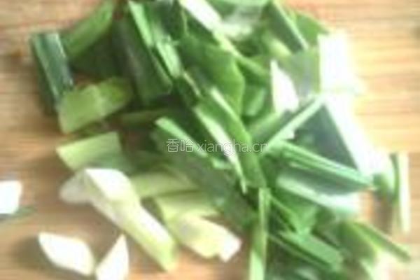 蒜苗炒蘑菇的做法图解1