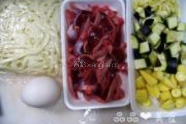 蒜香鸡胗炒乌冬的做法图解1