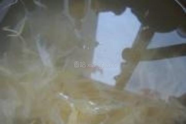 广西酸笋炒酱油肉的做法图解1