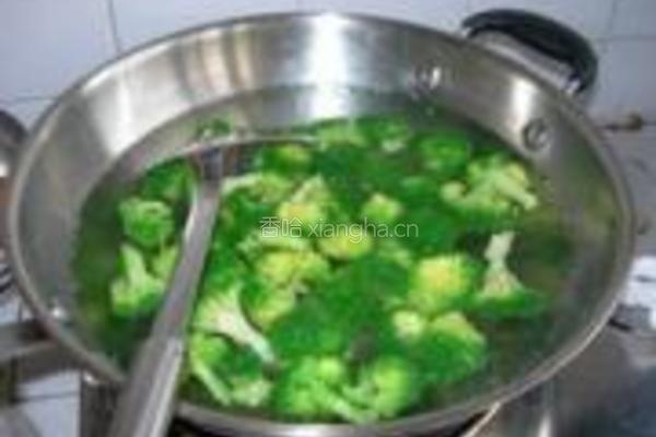 西兰花拌蘑菇的做法图解2
