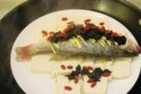 橄榄菜蒸鲈鱼的做法图解3