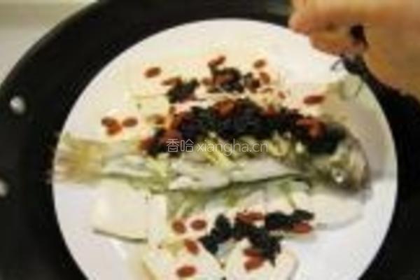 橄榄菜蒸鲈鱼的做法图解5
