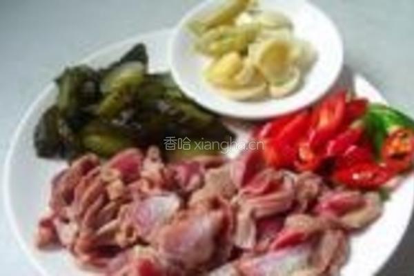 酸黄瓜炒鸡胗的做法图解2