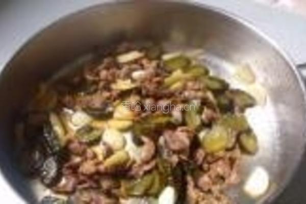 酸黄瓜炒鸡胗的做法图解5