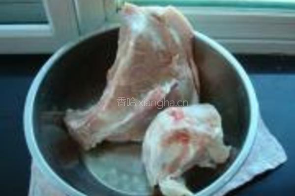 猪骨汤炖白菜海带的做法图解1
